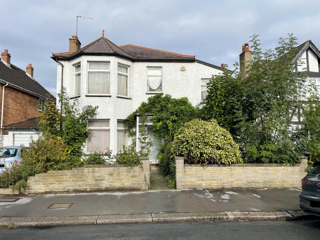 Lot: 11 - DETACHED HOUSE AND LARGE GARDEN WITH POTENTIAL -